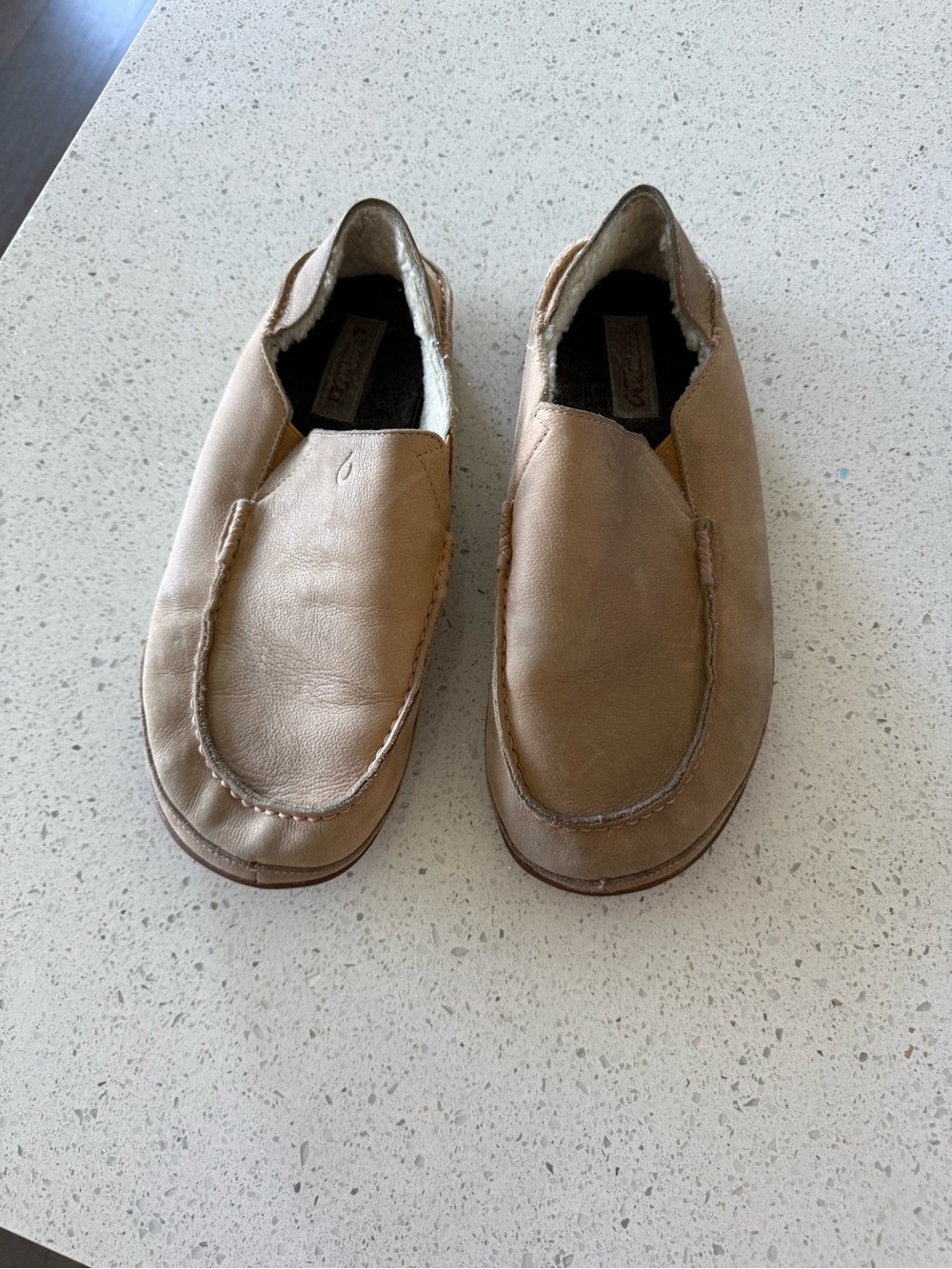 Olukai Kipuka Hulu - Mens 11  - Tan Full Grain Leather Slippers w/ Shearling Int